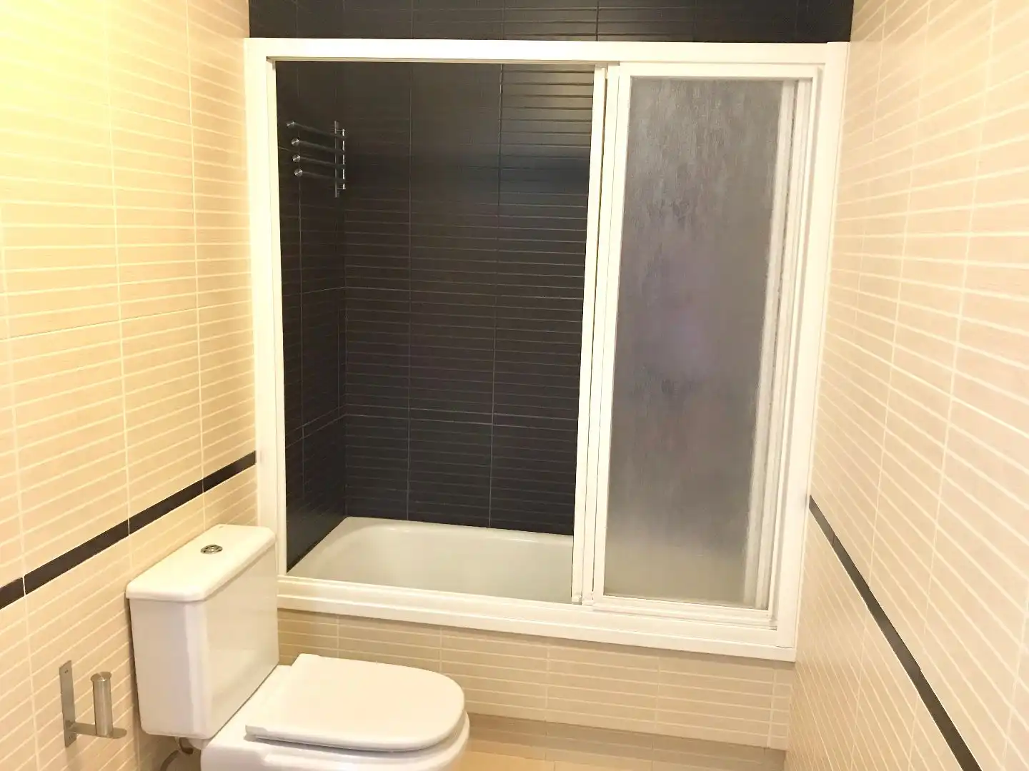 Wohnung zum Verkauf in Calle Doctor Arcadio González, 8, El Tiemblo Badezimmer von Wohnung zum Verkauf in El Tiemblo mit Klimaanlage und Balkon