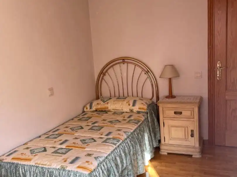 Habitación de Piso para compartir en Estella / Lizarra con Calefacción, Parquet y Amueblado