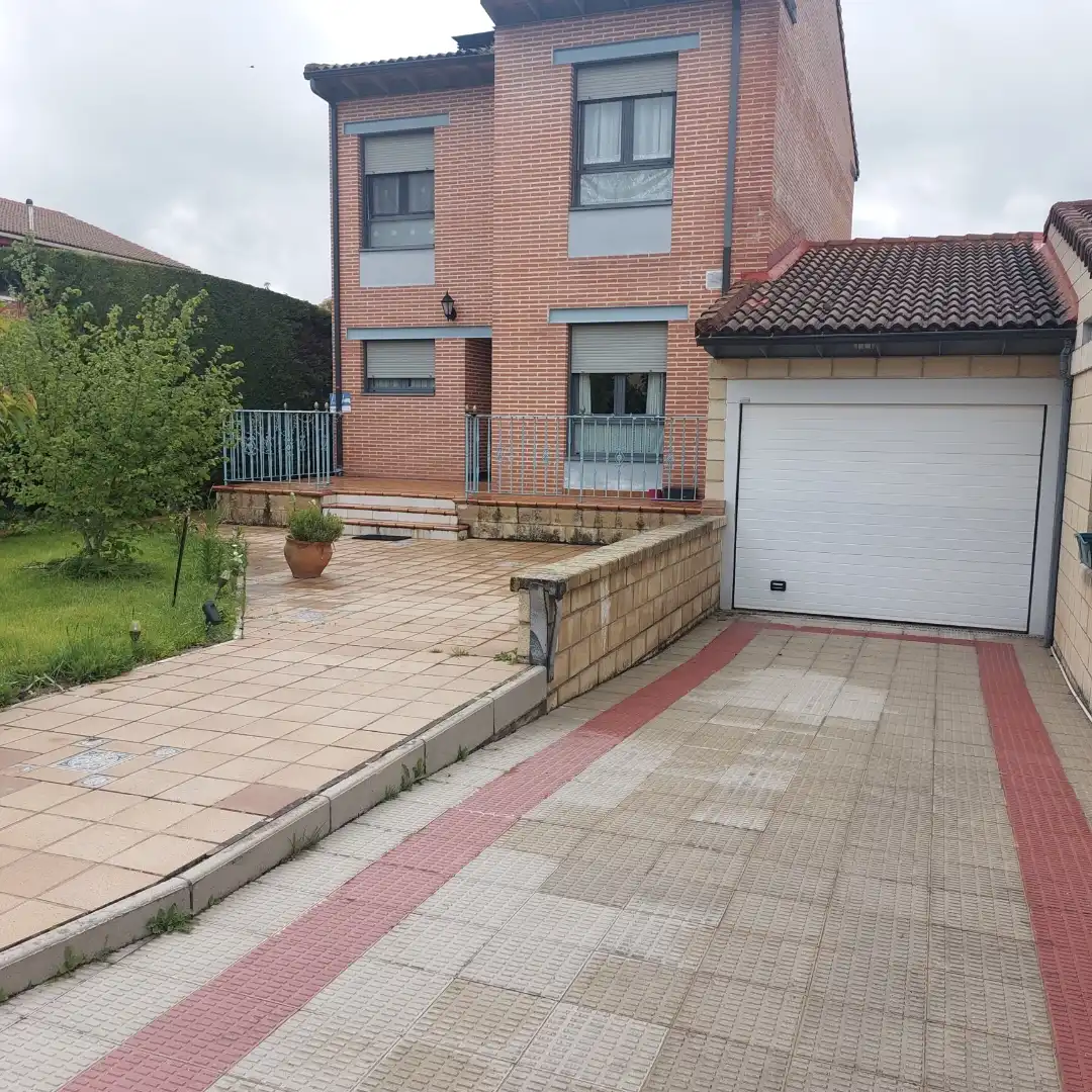 Casa o chalet en venta en Calle Camino Hondo, 1, Castrillo del Val Parking de Casa o chalet en venta en Castrillo del Val con Calefacción, Jardín privado y Terraza