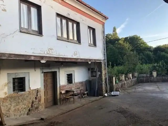 Außenansicht von Wohnung zum Verkauf in Oviedo  mit Privatgarten, Terrasse und Abstellraum