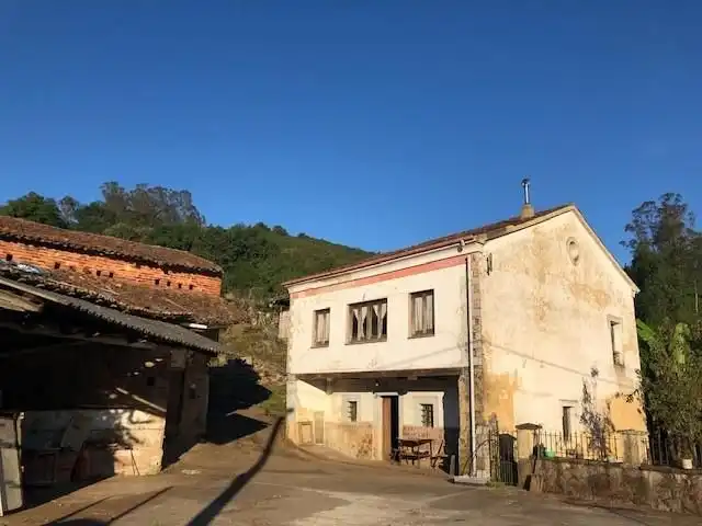 Außenansicht von Wohnung zum Verkauf in Oviedo  mit Privatgarten, Terrasse und Abstellraum