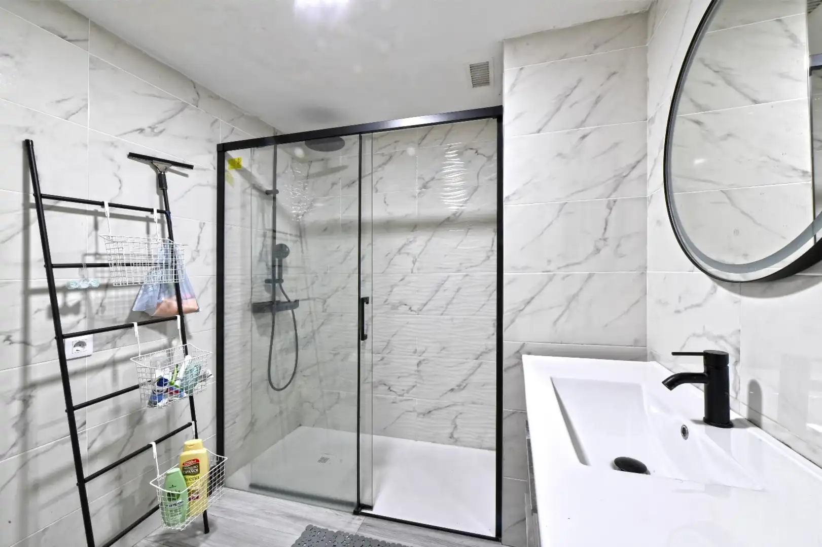 Flat for rent in Calle Cardenal Torquemada, 3, Las Ventas Bathroom of Flat for rent in León Capital with Heating, Furnished and Video intercom