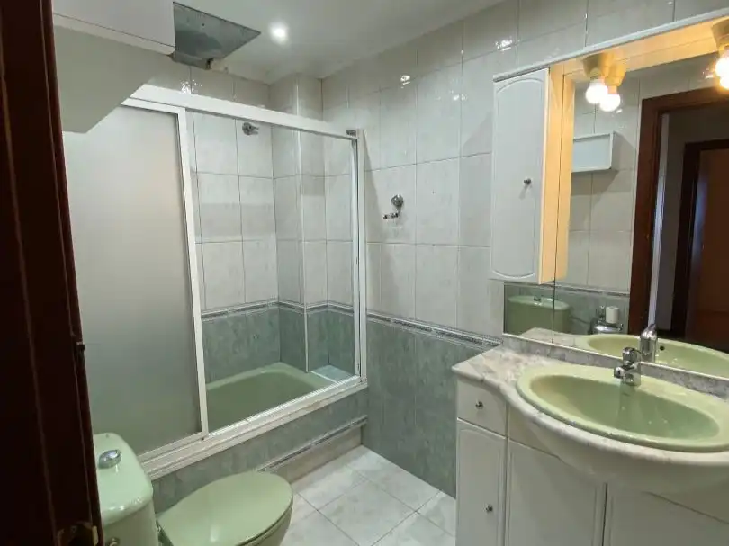 Piso en venta en Calle Baldomero Villegas, 1, Santoña Baño de Piso en venta en Santoña con Terraza