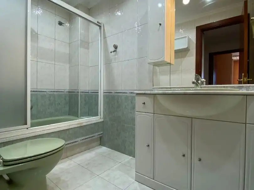 Piso en venta en Calle Baldomero Villegas, 1, Santoña Baño de Piso en venta en Santoña con Terraza