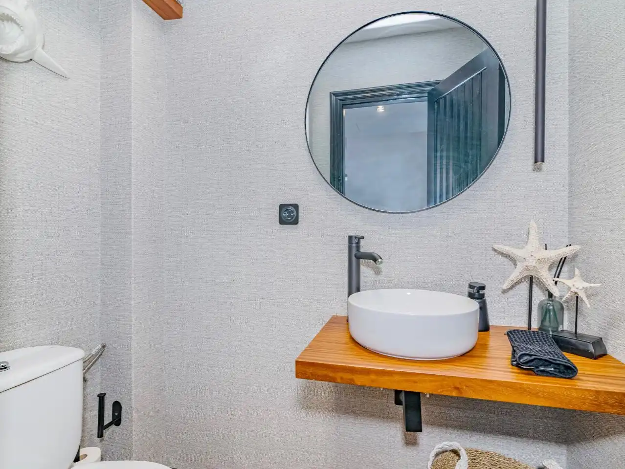 Bathroom of Flat for sale in Almuñécar  with Air Conditioner, Terrace and Swimming Pool