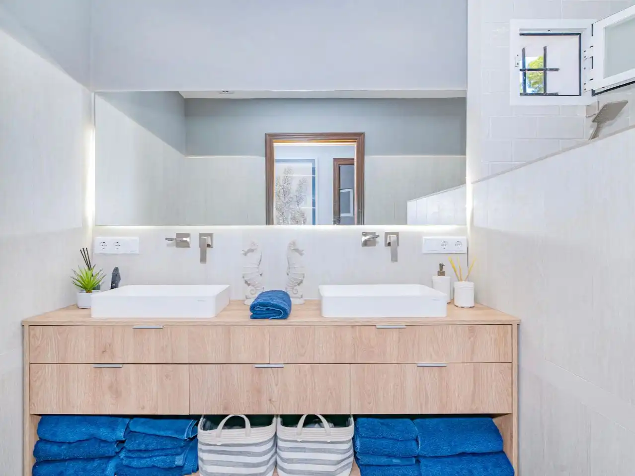 Bathroom of Flat for sale in Almuñécar  with Air Conditioner, Terrace and Swimming Pool