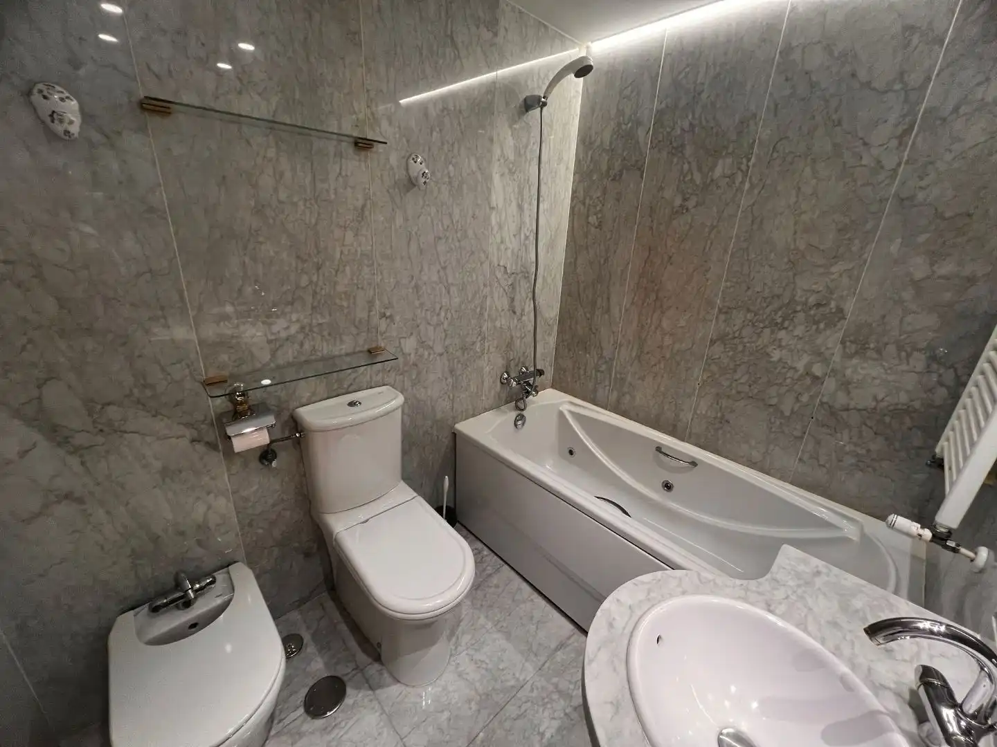 Flat for rent in Calle del General Pardiñas, 43, Lista Bathroom of Flat for rent in Madrid with Air Conditioner, Heating and Storage room