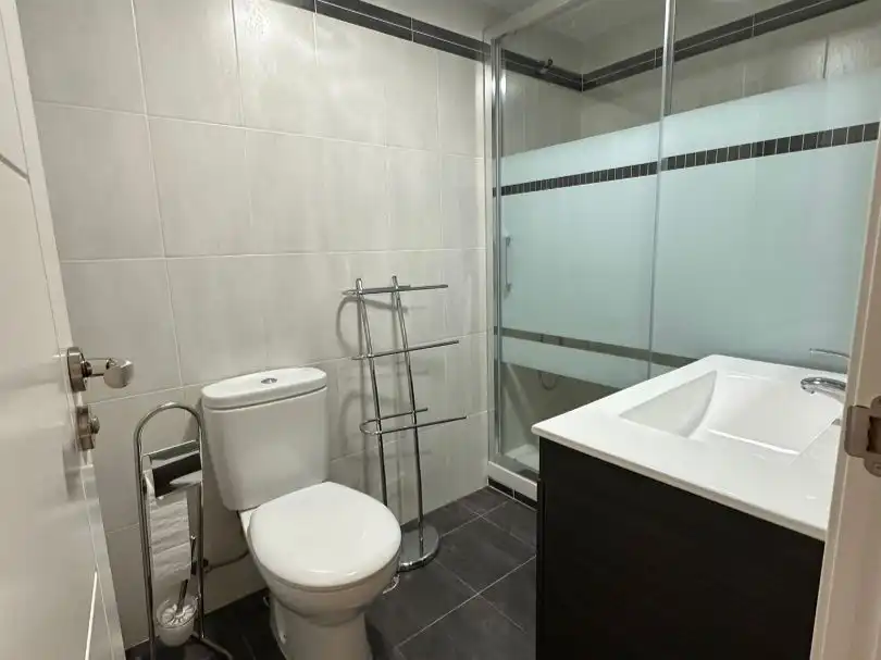 Flat for rent in Calle Ntra. Señora de Sonsoles, 7, Sur Bathroom of Flat for rent in Ávila with Heating, Parquet flooring and Furnished