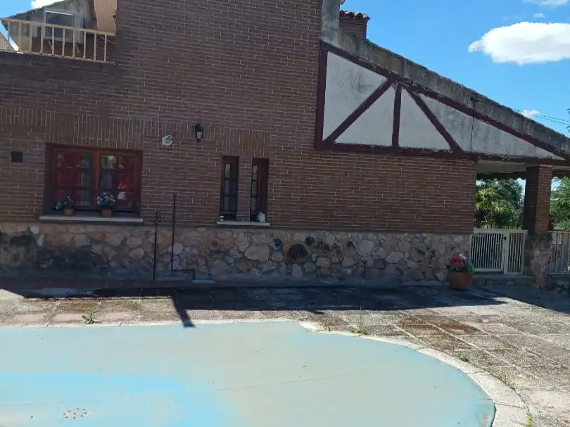 Vista exterior de Casa o xalet en venda en Paracuellos de Jarama amb Aire condicionat, Calefacció i Jardí privat