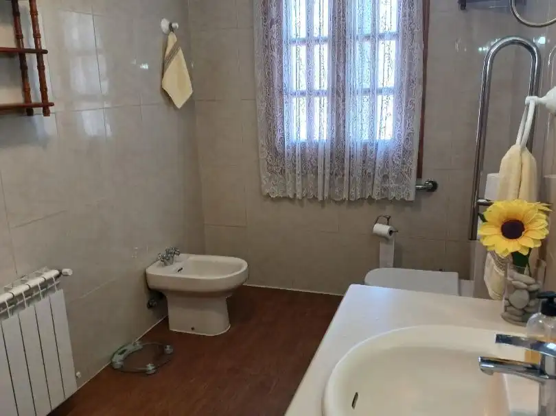 Bany de Casa o xalet en venda en Paracuellos de Jarama amb Aire condicionat, Calefacció i Jardí privat