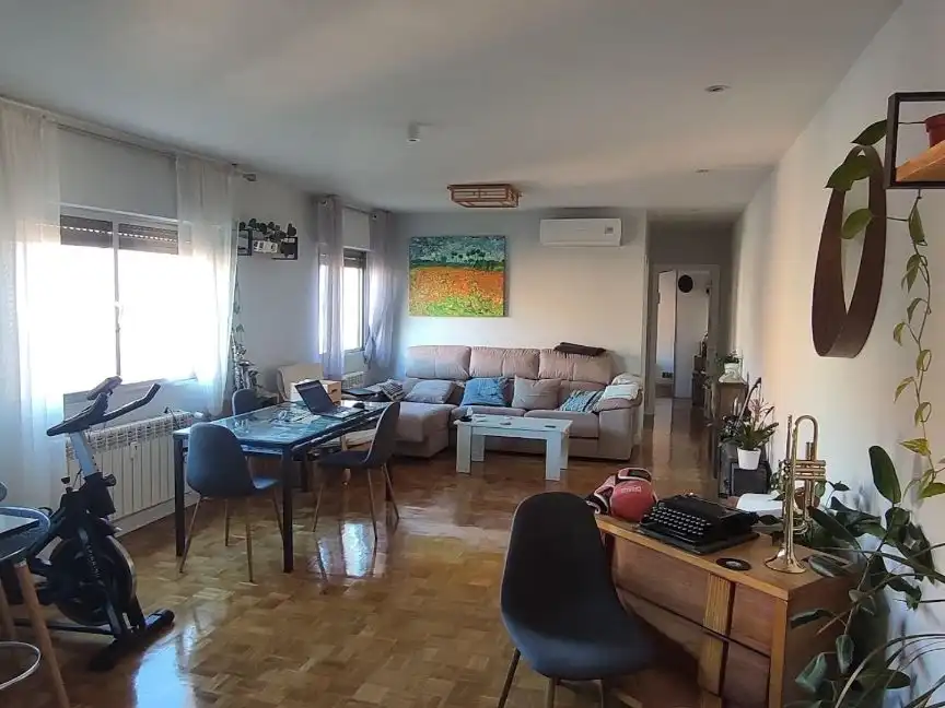Pis de lloguer a Calle de San Conrado, 1, Los Cármenes Sala d'estar de Pis de lloguer en Madrid amb Aire condicionat, Calefacció i Parquet