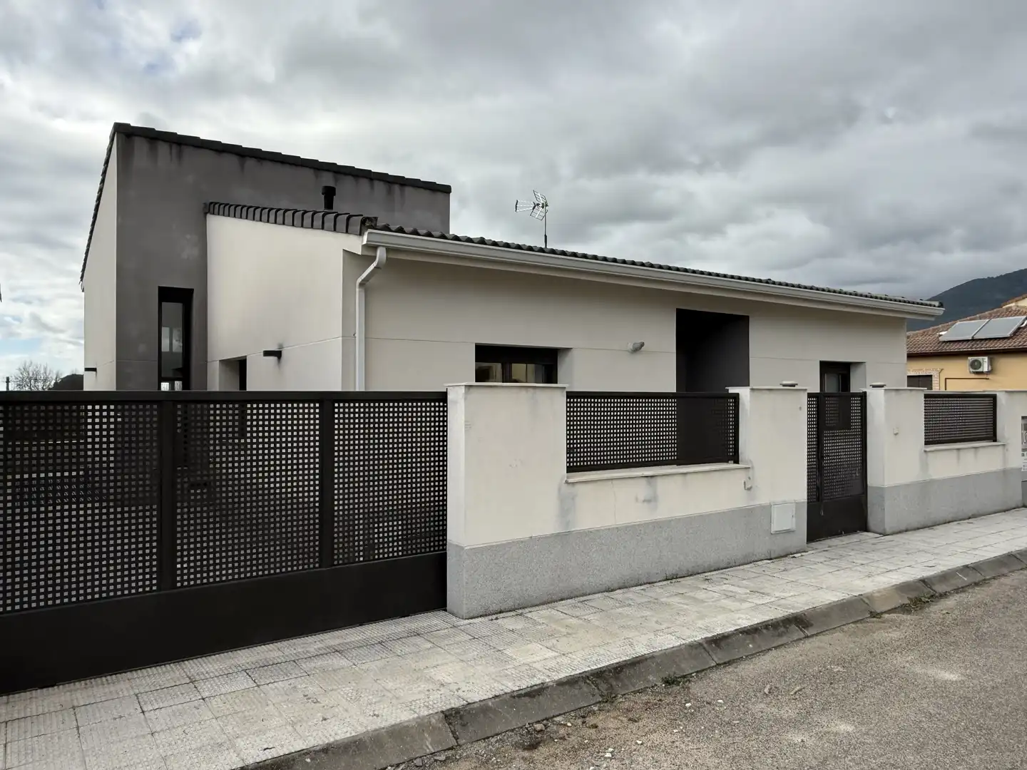 Casa o chalet en venta en ኡርባኒሳሲኦን ላስ ሞሬራስ, 28, La Adrada Vista exterior de Casa o chalet en venta en La Adrada con Terraza y Balcón