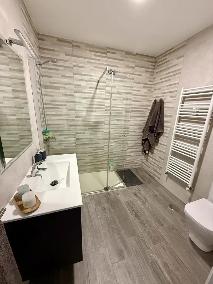 Casa o chalet en venta en ኡርባኒሳሲኦን ላስ ሞሬራስ, 28, La Adrada Baño de Casa o chalet en venta en La Adrada con Terraza y Balcón