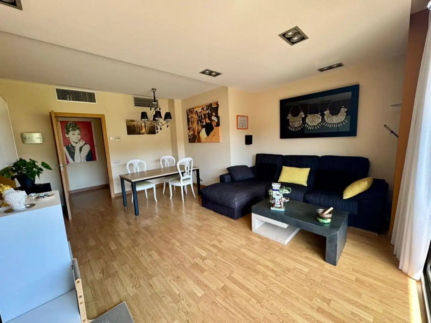 Piso en venta en Carrer de Santander, 44, Sant Vicenç Dels Horts Sala de estar de Piso en venta en Sant Vicenç Dels Horts con Aire acondicionado, Piscina y Balcón