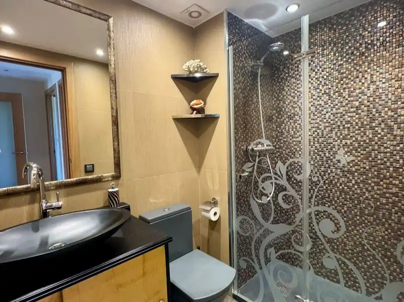 Flat for sale in Carrer de Santander, 44, Sant Vicenç Dels Horts Bathroom of Flat for sale in Sant Vicenç Dels Horts with Air Conditioner, Heating and Parquet flooring