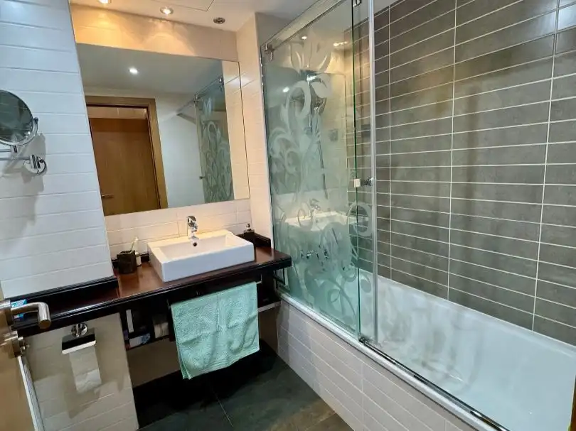 Flat for sale in Carrer de Santander, 44, Sant Vicenç Dels Horts Bathroom of Flat for sale in Sant Vicenç Dels Horts with Air Conditioner, Heating and Parquet flooring