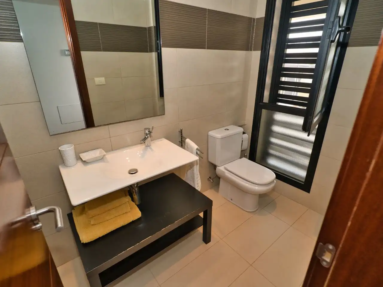 Wohnung zur Miete in Avenida Francia, 19, La Caldera Badezimmer von Wohnung zur Miete in Adeje mit Klimaanlage, Privatgarten und Parkett