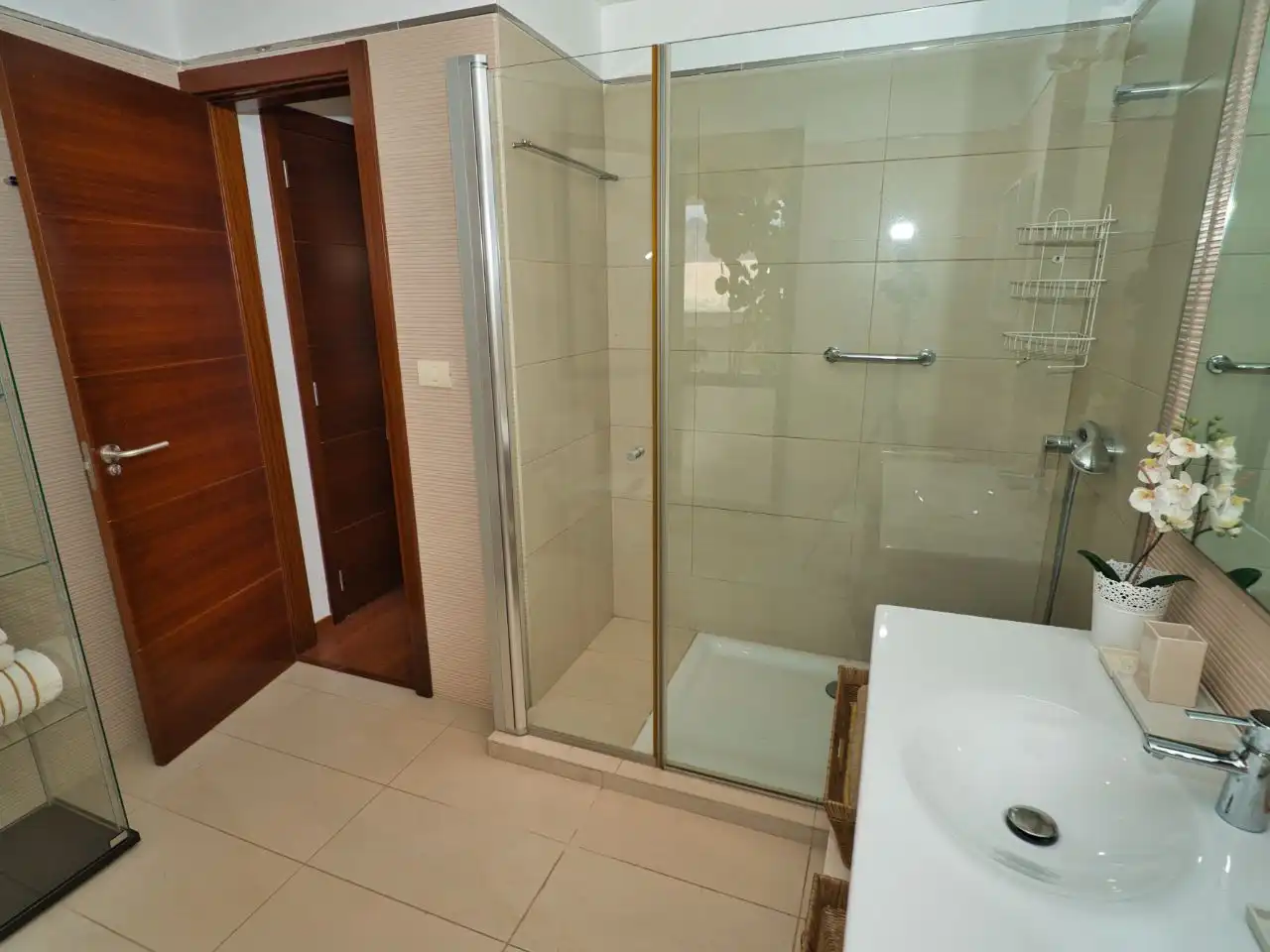 Wohnung zur Miete in Avenida Francia, 19, La Caldera Badezimmer von Wohnung zur Miete in Adeje mit Klimaanlage, Privatgarten und Parkett