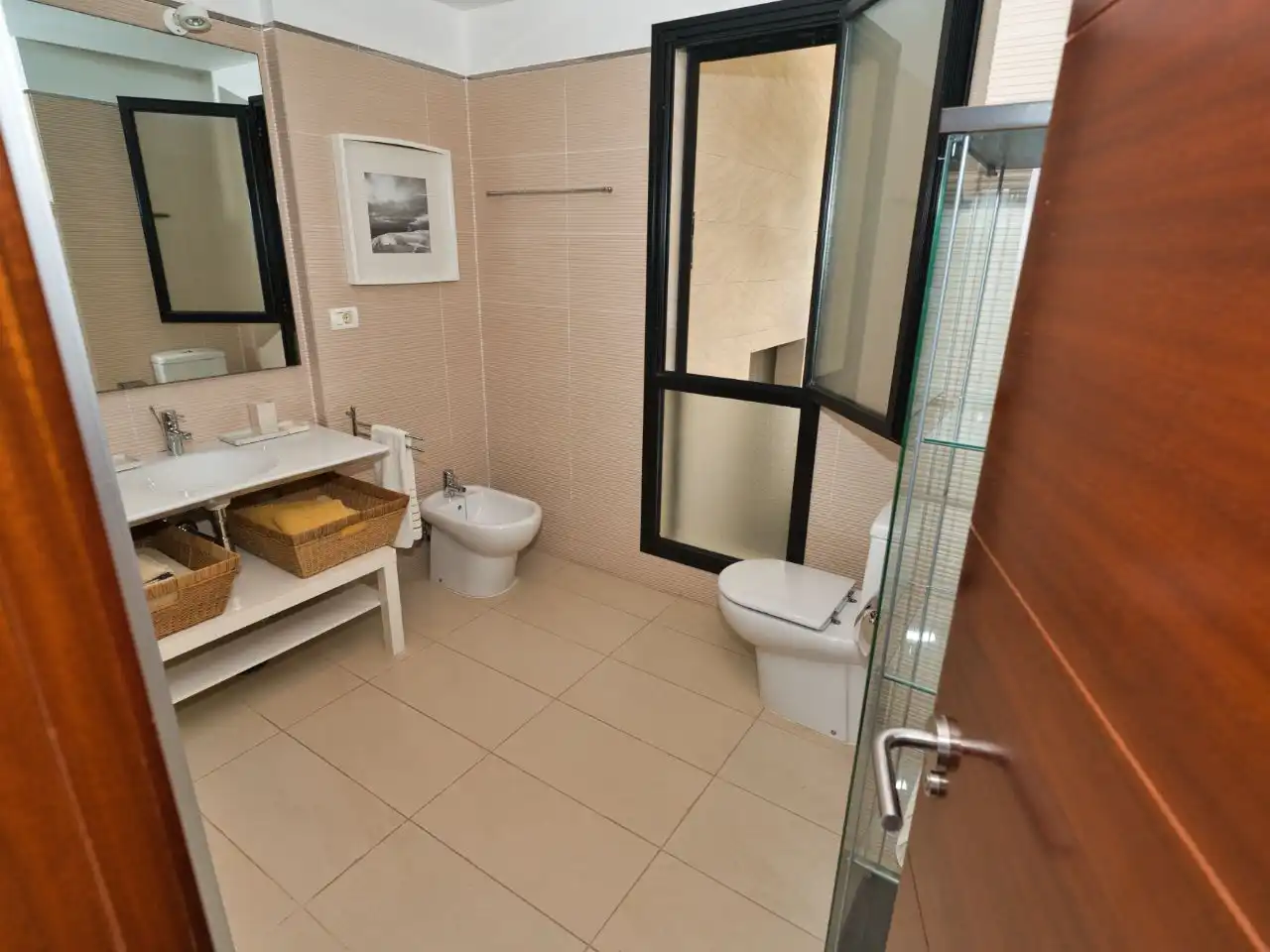 Wohnung zur Miete in Avenida Francia, 19, La Caldera Badezimmer von Wohnung zur Miete in Adeje mit Klimaanlage, Privatgarten und Parkett