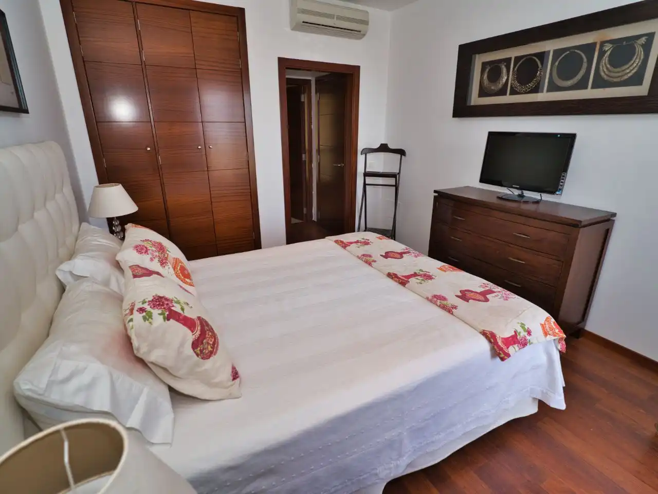 Wohnung zur Miete in Avenida Francia, 19, La Caldera Schlafzimmer von Wohnung zur Miete in Adeje mit Klimaanlage, Privatgarten und Parkett