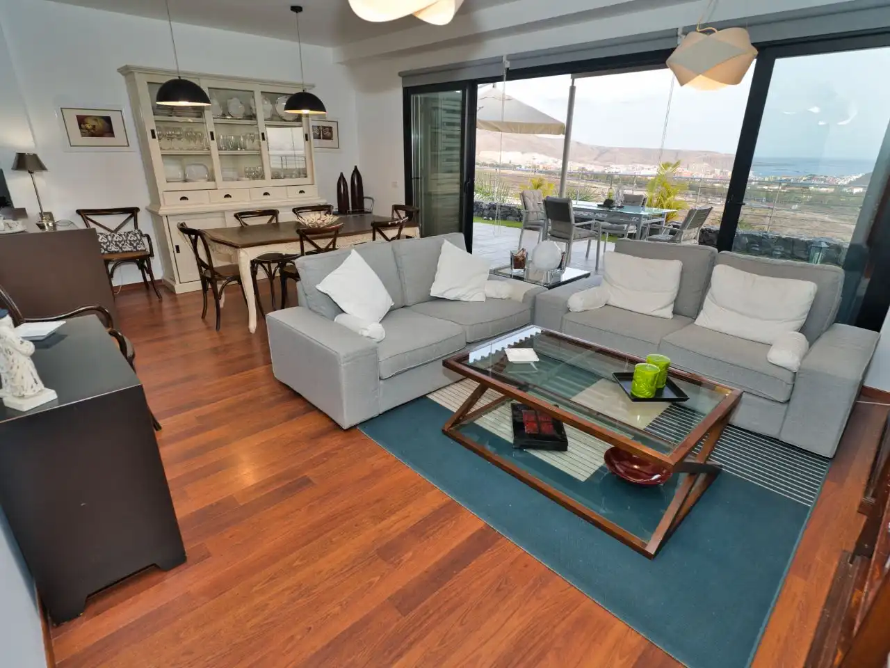 Wohnung zur Miete in Avenida Francia, 19, La Caldera Wohnzimmer von Wohnung zur Miete in Adeje mit Klimaanlage, Privatgarten und Parkett