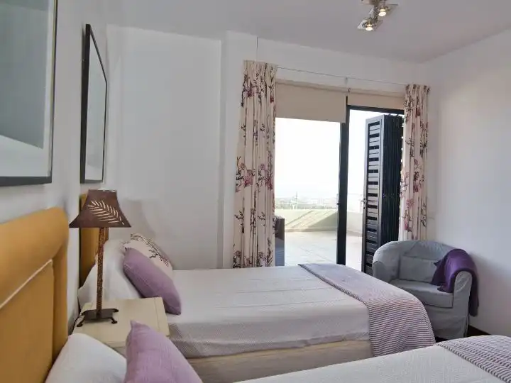 Wohnung zur Miete in Avenida Francia, 19, La Caldera Schlafzimmer von Wohnung zur Miete in Adeje mit Klimaanlage, Privatgarten und Parkett