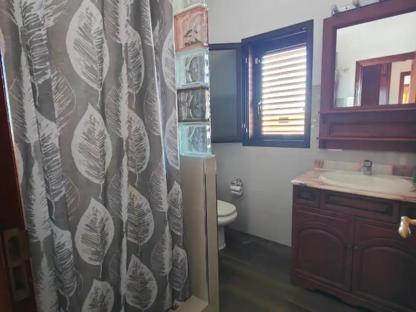 Piso en venta en Calle Guanches de la Virgen de Candelaria, 22, Cuevecitas - Malpaís Baño de Piso en venta en Candelaria con Aire acondicionado, Jardín privado y Terraza