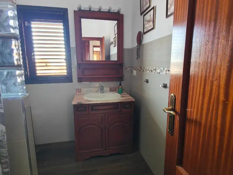 Piso en venta en Calle Guanches de la Virgen de Candelaria, 22, Cuevecitas - Malpaís Baño de Piso en venta en Candelaria con Aire acondicionado, Jardín privado y Terraza