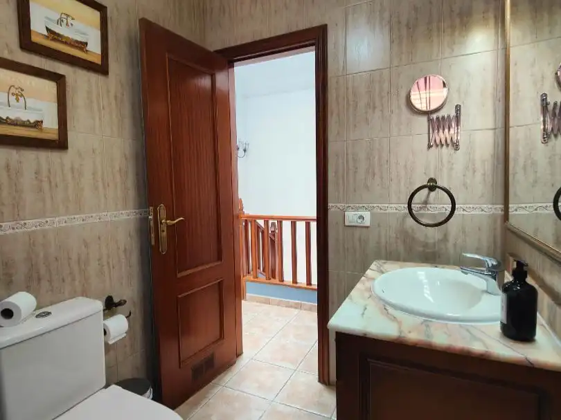 Piso en venta en Calle Guanches de la Virgen de Candelaria, 22, Cuevecitas - Malpaís Baño de Piso en venta en Candelaria con Aire acondicionado, Jardín privado y Terraza