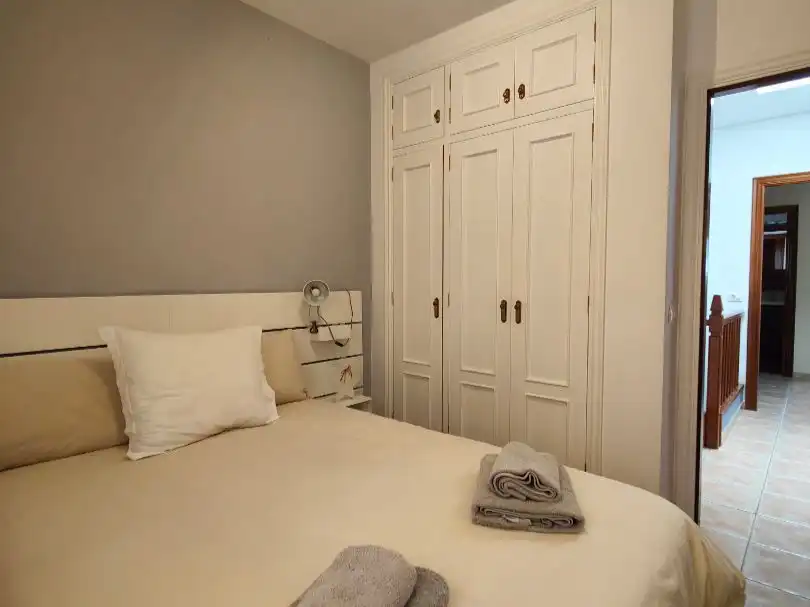 Piso en venta en Calle Guanches de la Virgen de Candelaria, 22, Cuevecitas - Malpaís Habitación de Piso en venta en Candelaria con Aire acondicionado, Jardín privado y Terraza