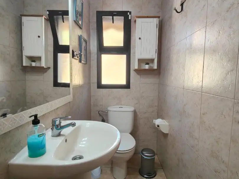 Piso en venta en Calle Guanches de la Virgen de Candelaria, 22, Cuevecitas - Malpaís Baño de Piso en venta en Candelaria con Aire acondicionado, Jardín privado y Terraza