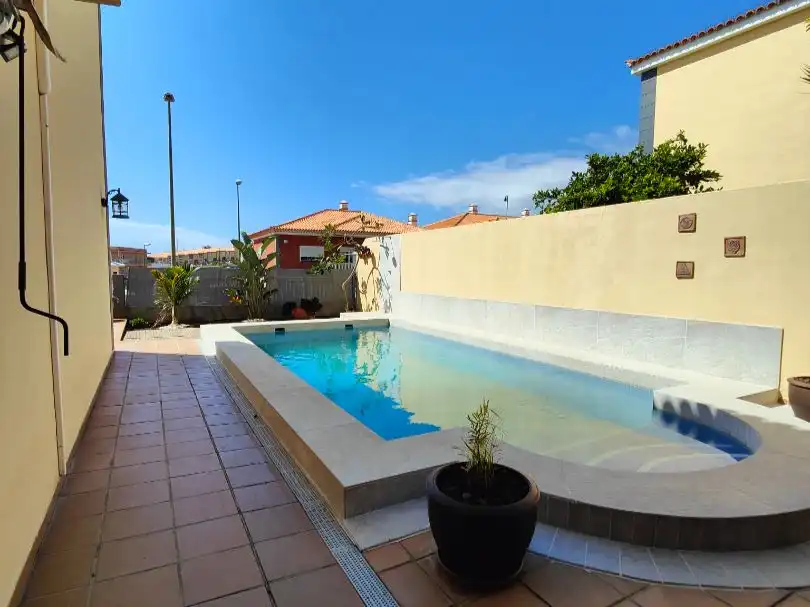 Piso en venta en Calle Guanches de la Virgen de Candelaria, 22, Cuevecitas - Malpaís Piscina de Piso en venta en Candelaria con Aire acondicionado, Jardín privado y Terraza