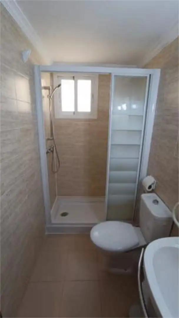 Wohnung zur Miete in Ubrique Badezimmer von Wohnung zur Miete in Ubrique mit Terrasse und Möbliert