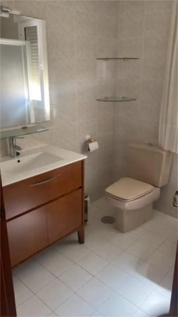 Piso de alquiler en Baza Baño de Piso de alquiler en Baza con Terraza y Amueblado