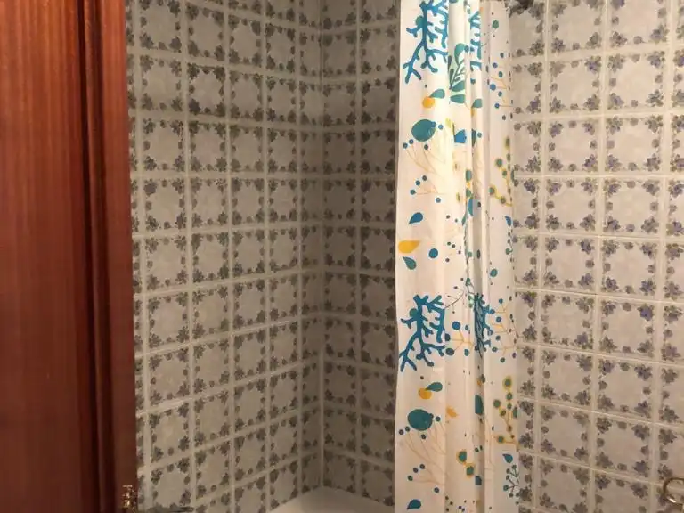 Baño de Piso de alquiler en Cuenca con Calefacción, Parquet y Amueblado