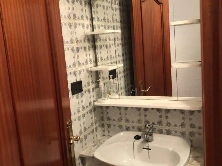 Baño de Piso de alquiler en Cuenca con Calefacción, Parquet y Amueblado