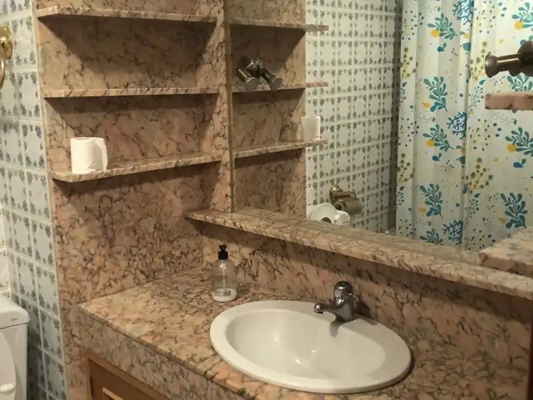 Baño de Piso de alquiler en Cuenca con Calefacción, Parquet y Amueblado
