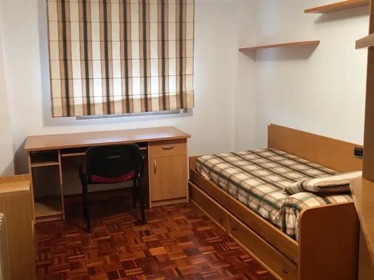 Habitación de Piso de alquiler en Cuenca con Calefacción, Parquet y Amueblado