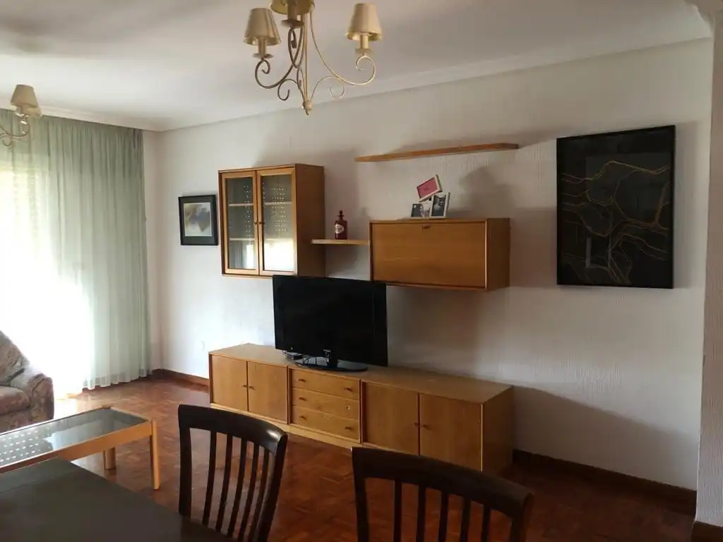 Sala de estar de Piso de alquiler en Cuenca con Calefacción, Parquet y Amueblado
