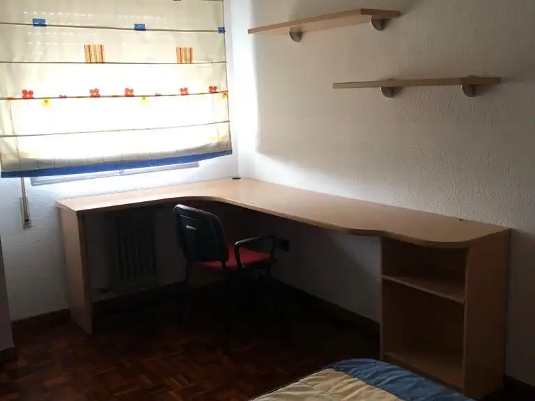 Habitación de Piso de alquiler en Cuenca con Calefacción, Parquet y Amueblado