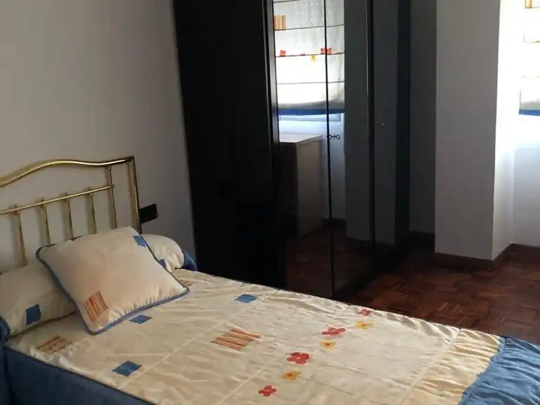 Habitación de Piso de alquiler en Cuenca con Calefacción, Parquet y Amueblado