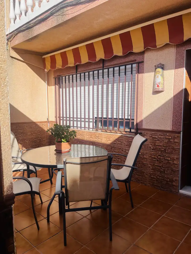 Einfamilien-Reihenhaus zum Verkauf in Glorieta de la Comunidad de Murcia, 80a, Arco Norte - Avda. España Terrasse von Einfamilien-Reihenhaus zum Verkauf in Dos Hermanas mit Klimaanlage, Terrasse und Balkon