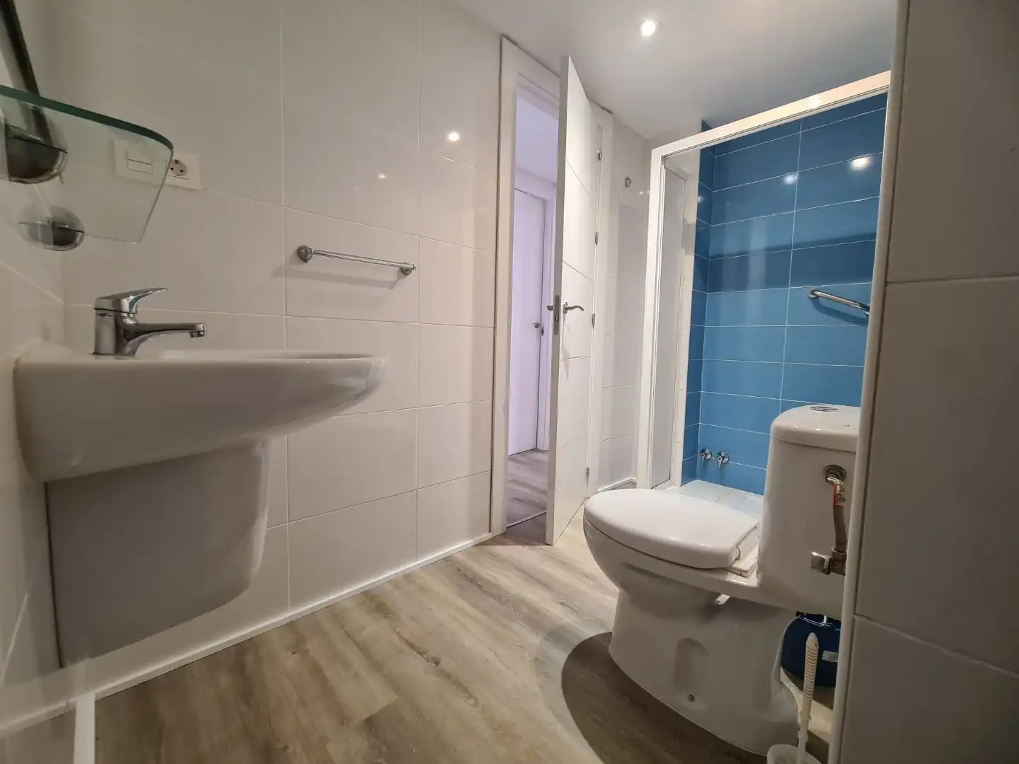 Flat for rent in Calle Don Quijote, 6, Cervantes Bathroom of Flat for rent in Granada with Air Conditioner, Parquet flooring and Terrace
