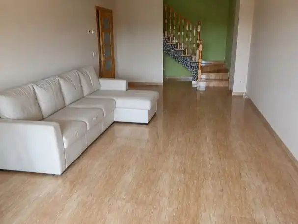 Maisonette zum Verkauf in Camino del Golf, 120, Valverde de la Virgen Wohnzimmer von Maisonette zum Verkauf in Valverde de la Virgen mit Privatgarten, Parkett und Terrasse