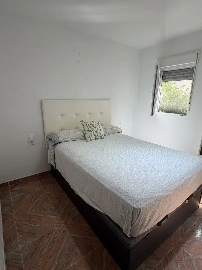 Pis de lloguer a Carrer de José Iranzo, 11, Sant Josep - Zona Hospital Dormitori de Pis de lloguer en Ontinyent amb Aire condicionat, Moblat i Balcó