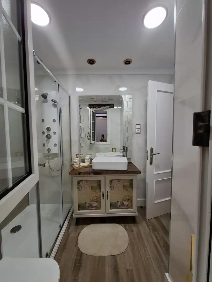Baño de Apartamento de alquiler en Almería con Aire acondicionado, Calefacción y Parquet