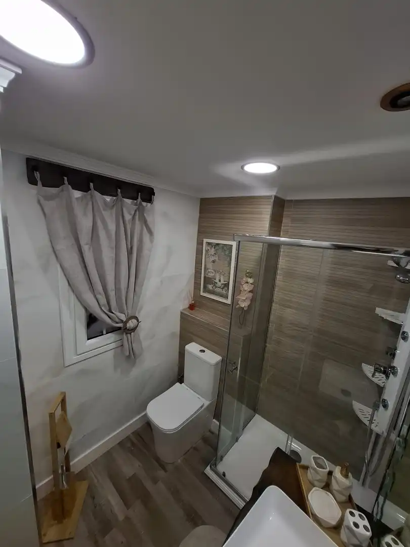 Baño de Apartamento de alquiler en Almería con Aire acondicionado, Calefacción y Parquet