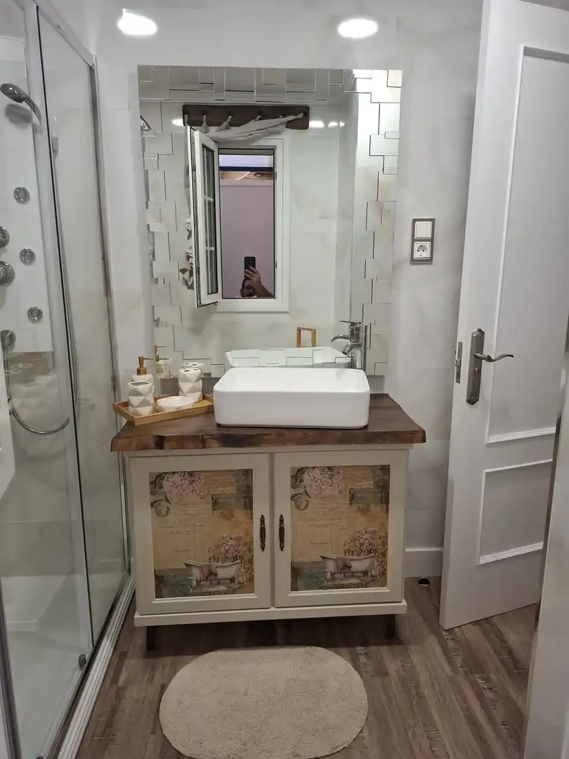 Baño de Apartamento de alquiler en Almería con Aire acondicionado, Calefacción y Parquet