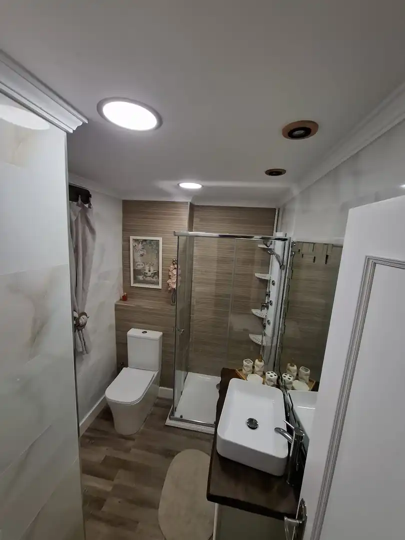 Baño de Apartamento de alquiler en Almería con Aire acondicionado, Calefacción y Parquet