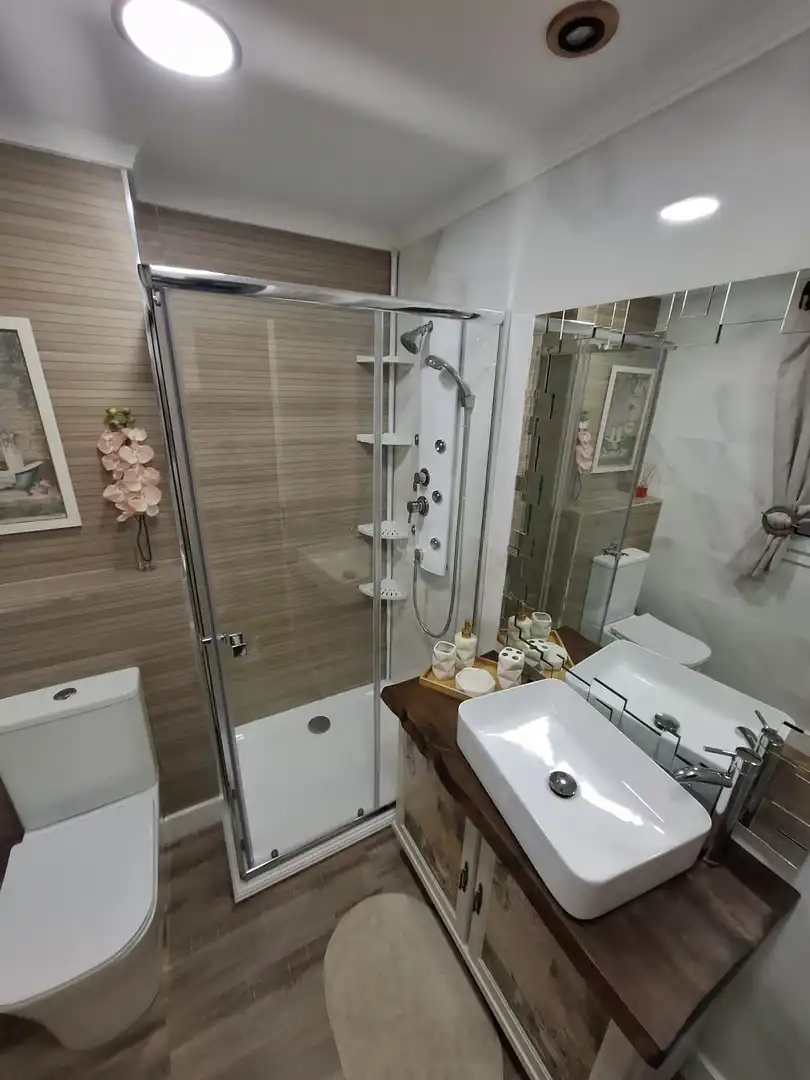 Baño de Apartamento de alquiler en Almería con Aire acondicionado, Calefacción y Parquet